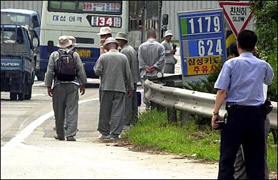 11일 오후 경찰과 기자들이 나타나자 사라지는 승려들. 